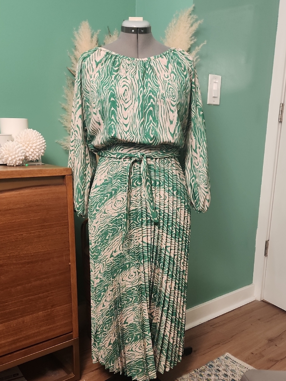 NEW W/ TAGS..Madison Green & Cream Printed Long Sleeve Pleated Maxi Dress